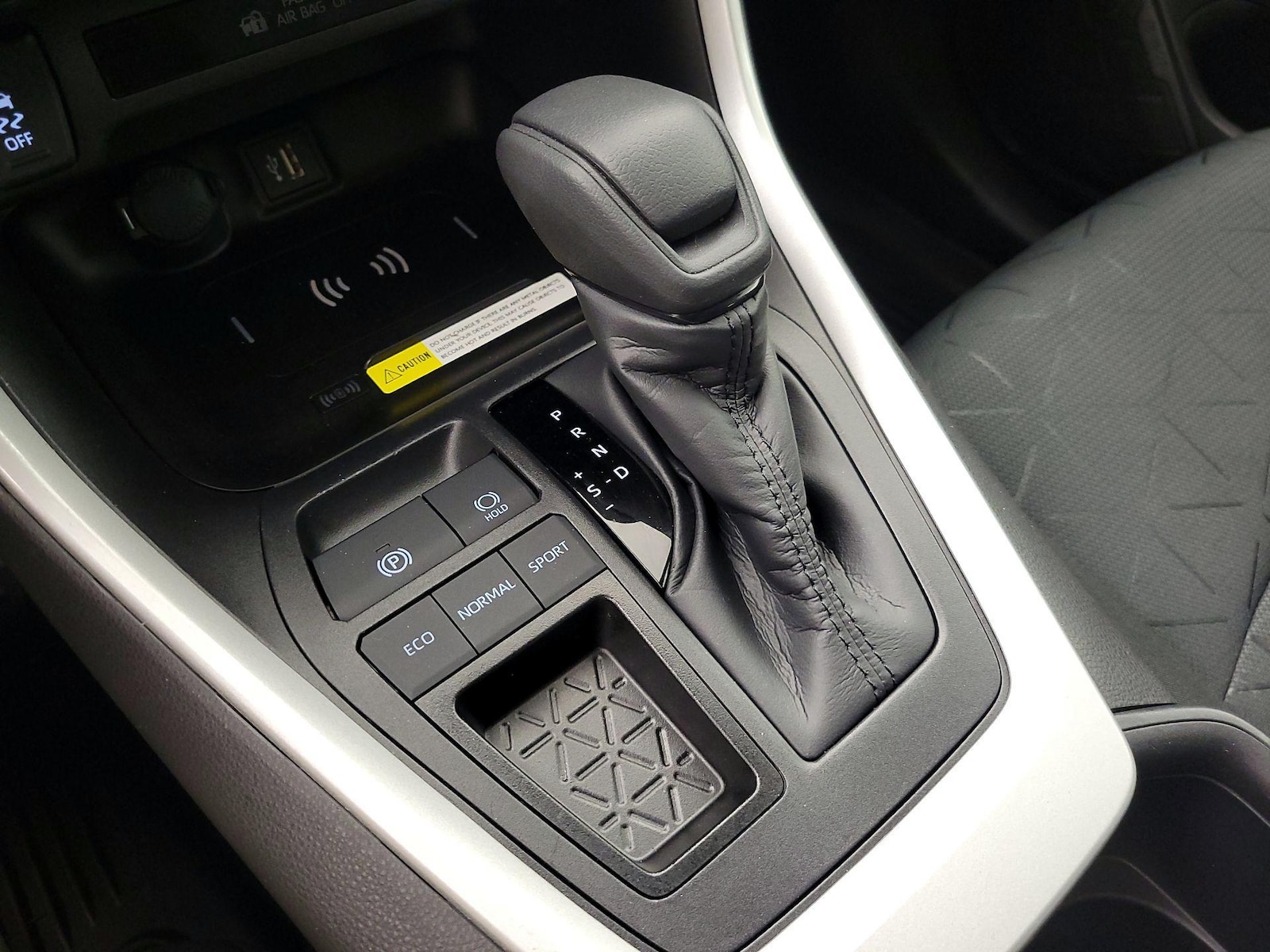 2025 Toyota RAV4 XLE - Photo 19
