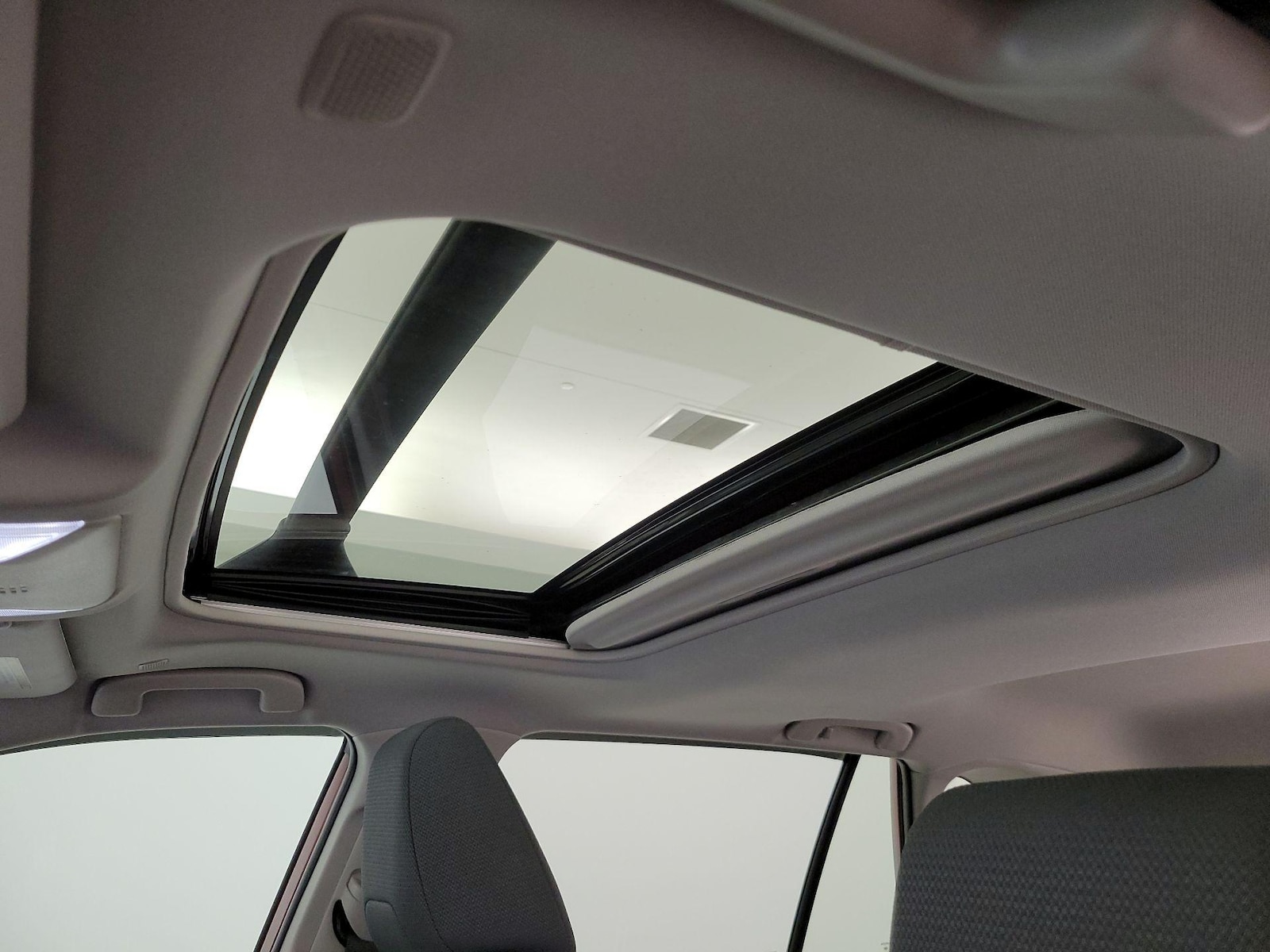 2025 Toyota RAV4 XLE - Photo 21