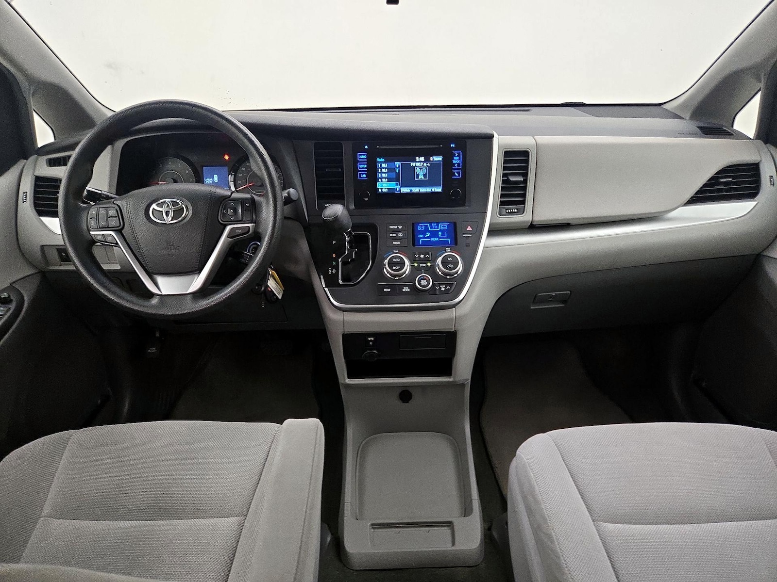 2017 Toyota Sienna L - Photo 10