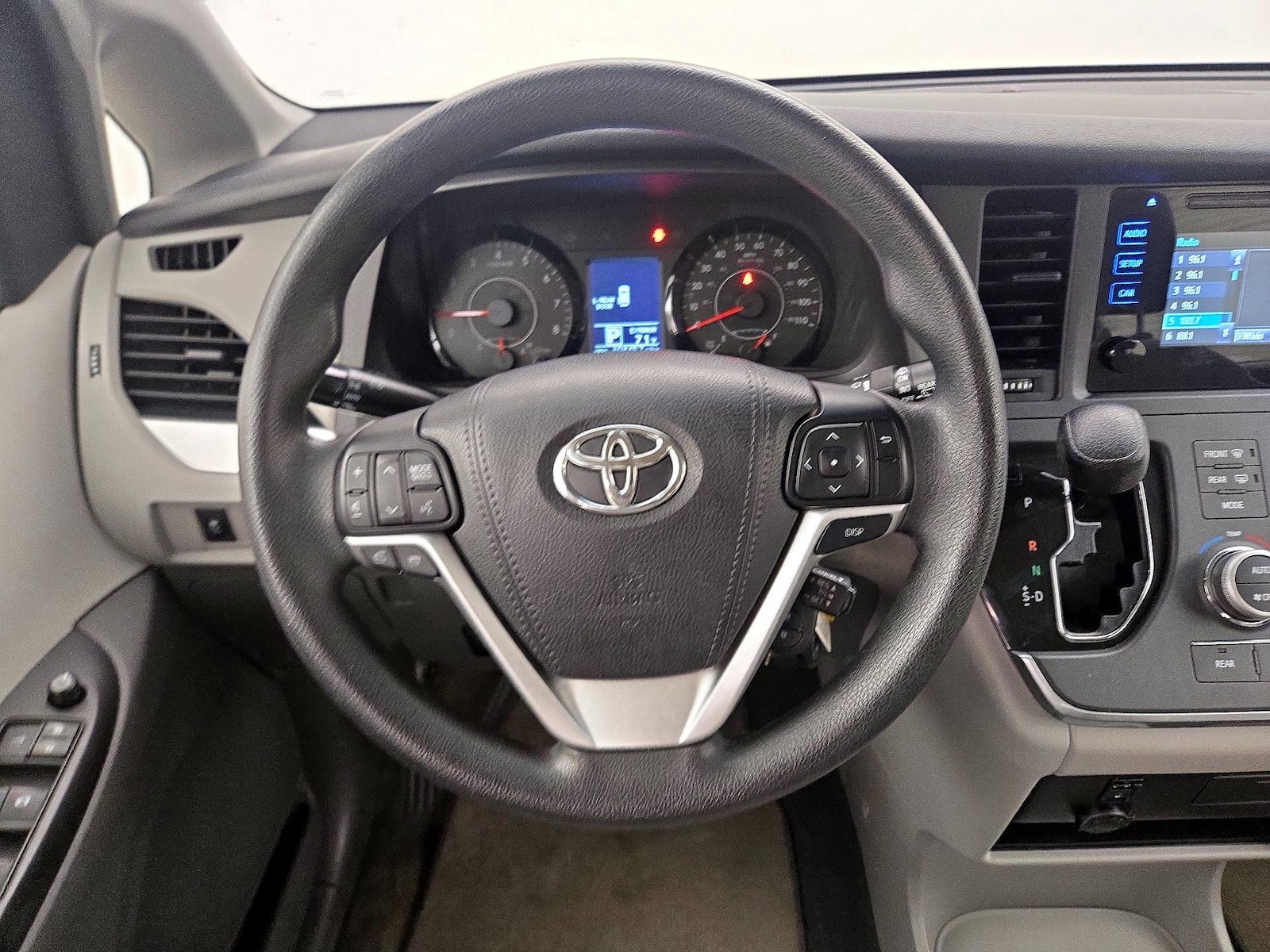 2017 Toyota Sienna L - Photo 11