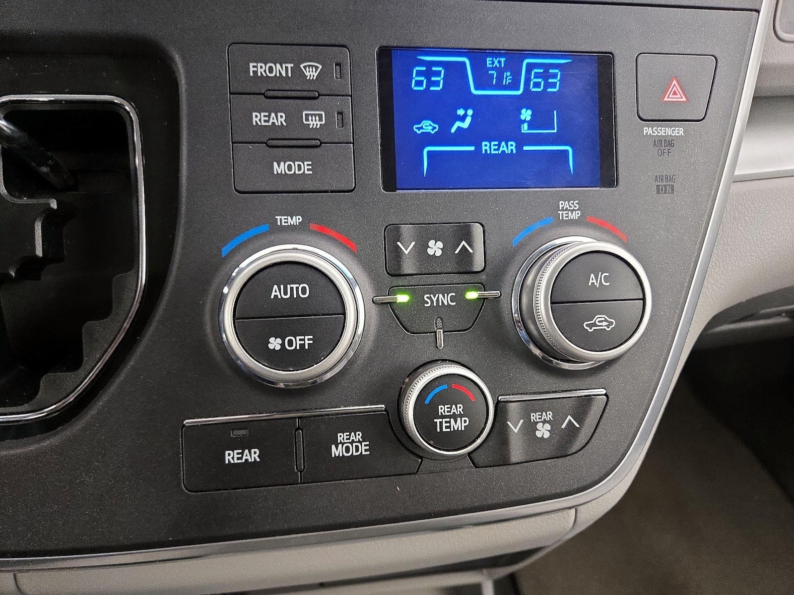 2017 Toyota Sienna L - Photo 17