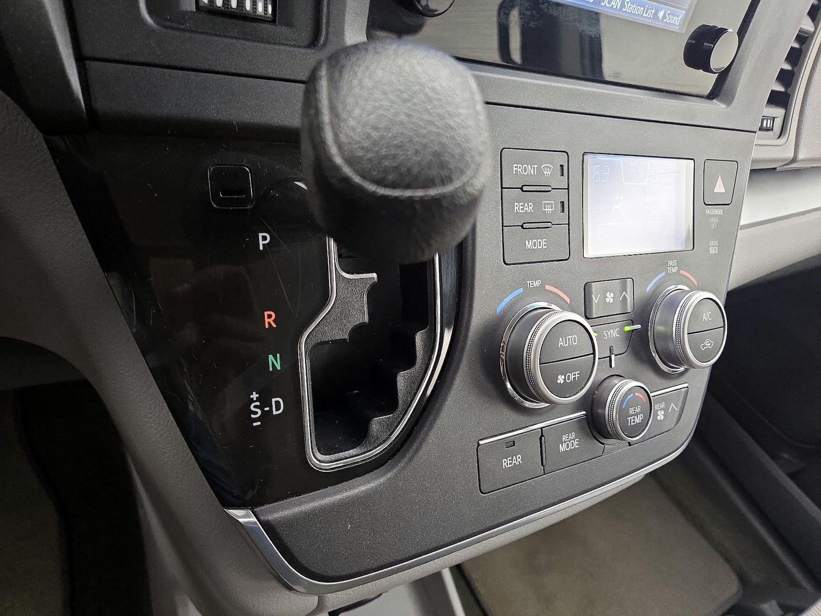 2017 Toyota Sienna L - Photo 18