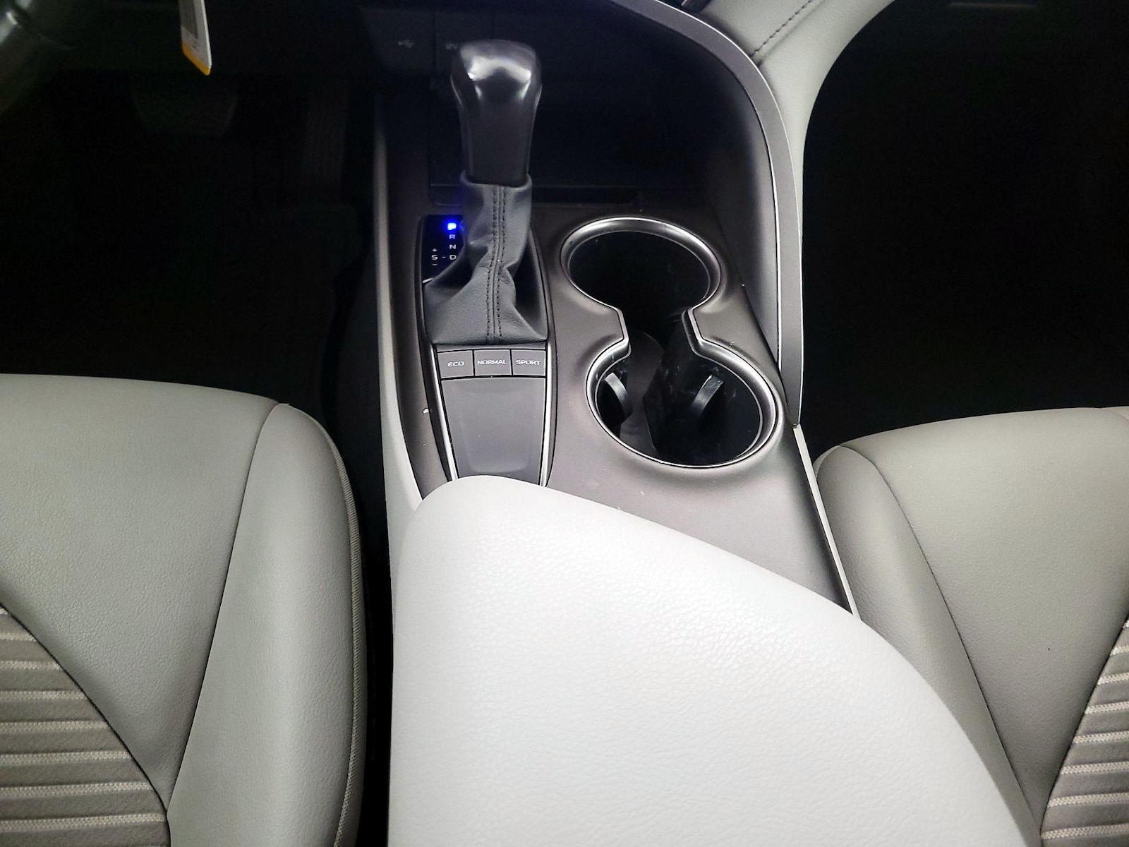 2023 Toyota Camry SE - Photo 17