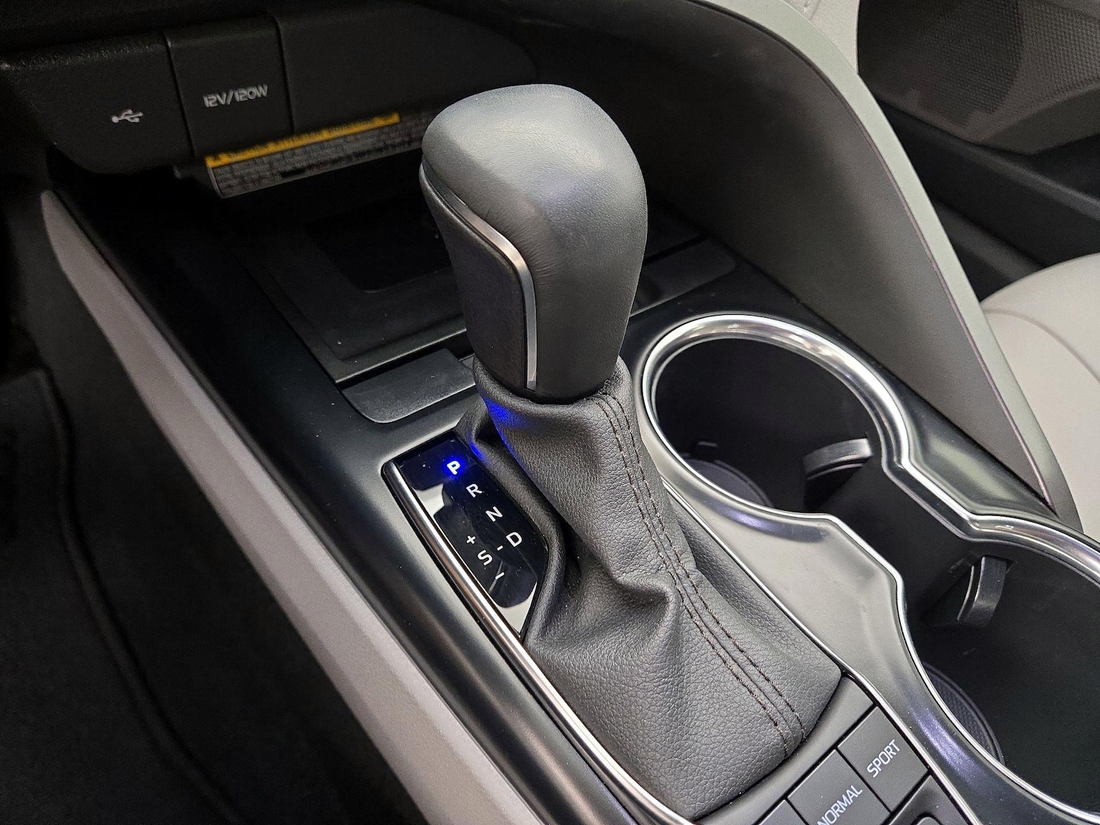 2020 Toyota Camry XSE - Photo 18