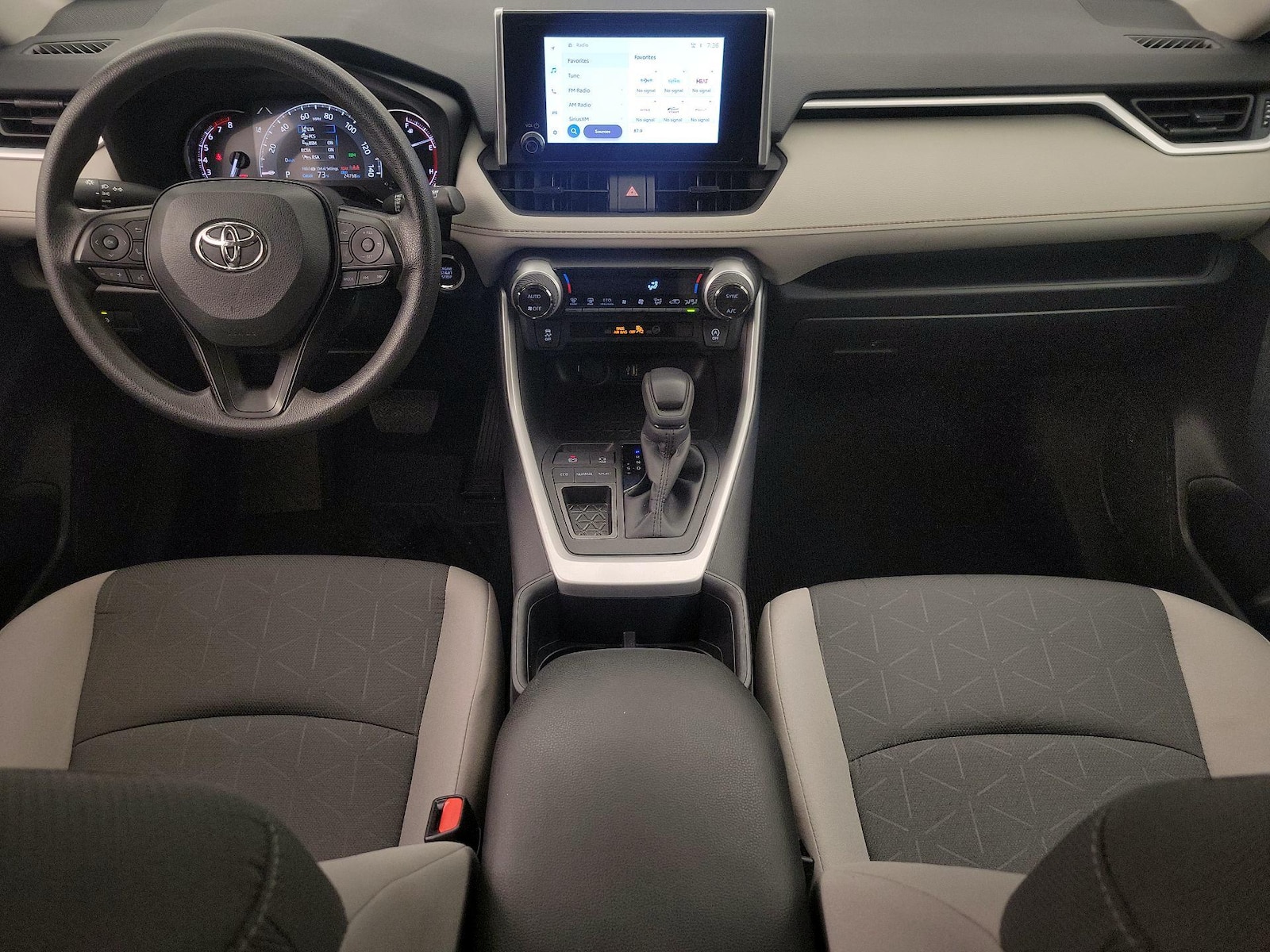2025 Toyota RAV4 XLE - Photo 10