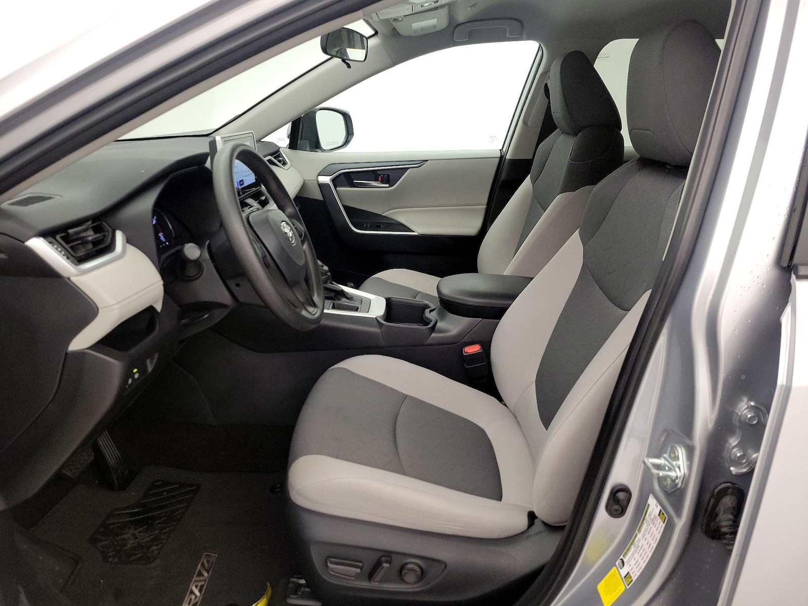 2025 Toyota RAV4 XLE - Photo 12