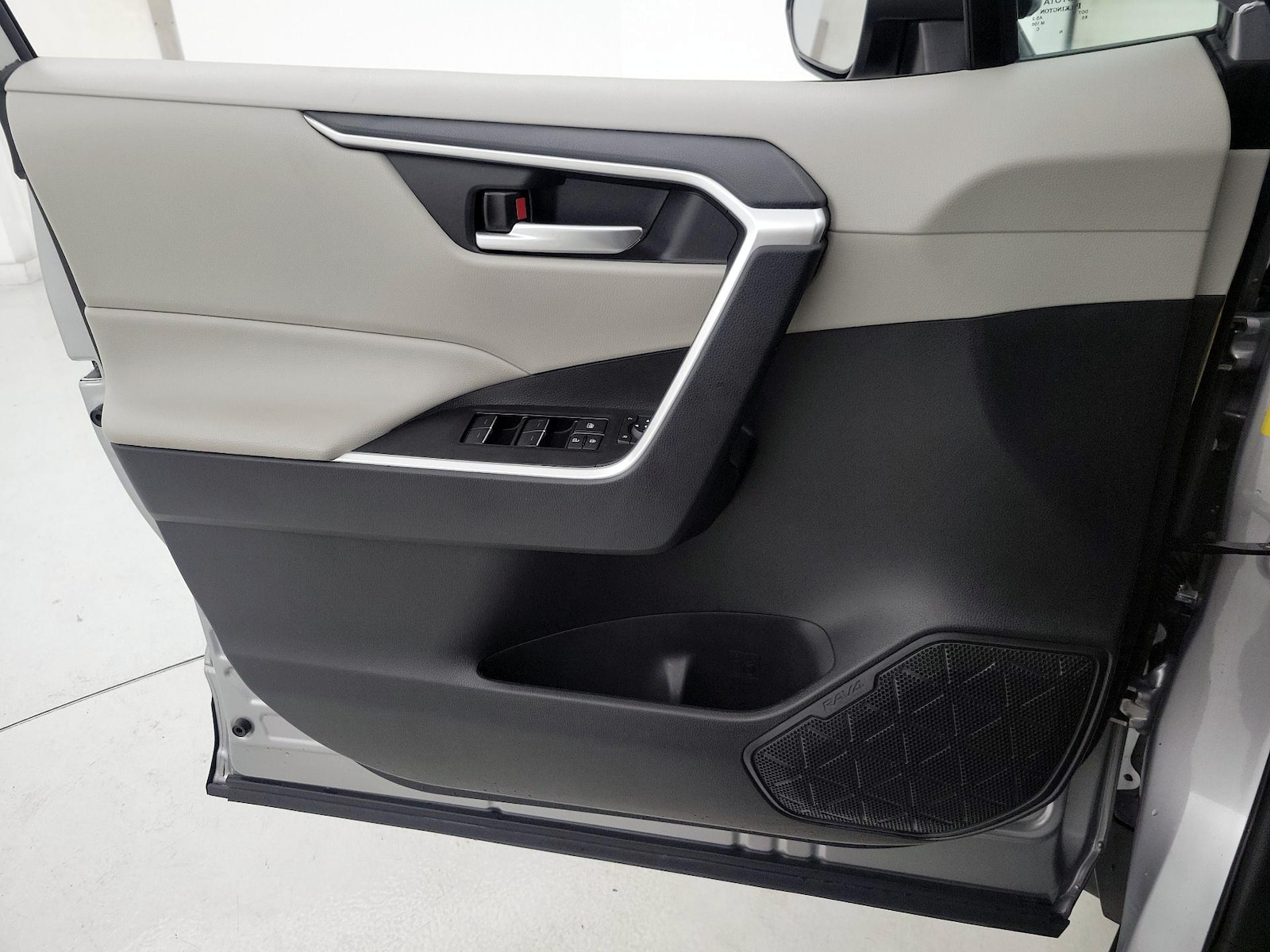 2025 Toyota RAV4 XLE - Photo 13