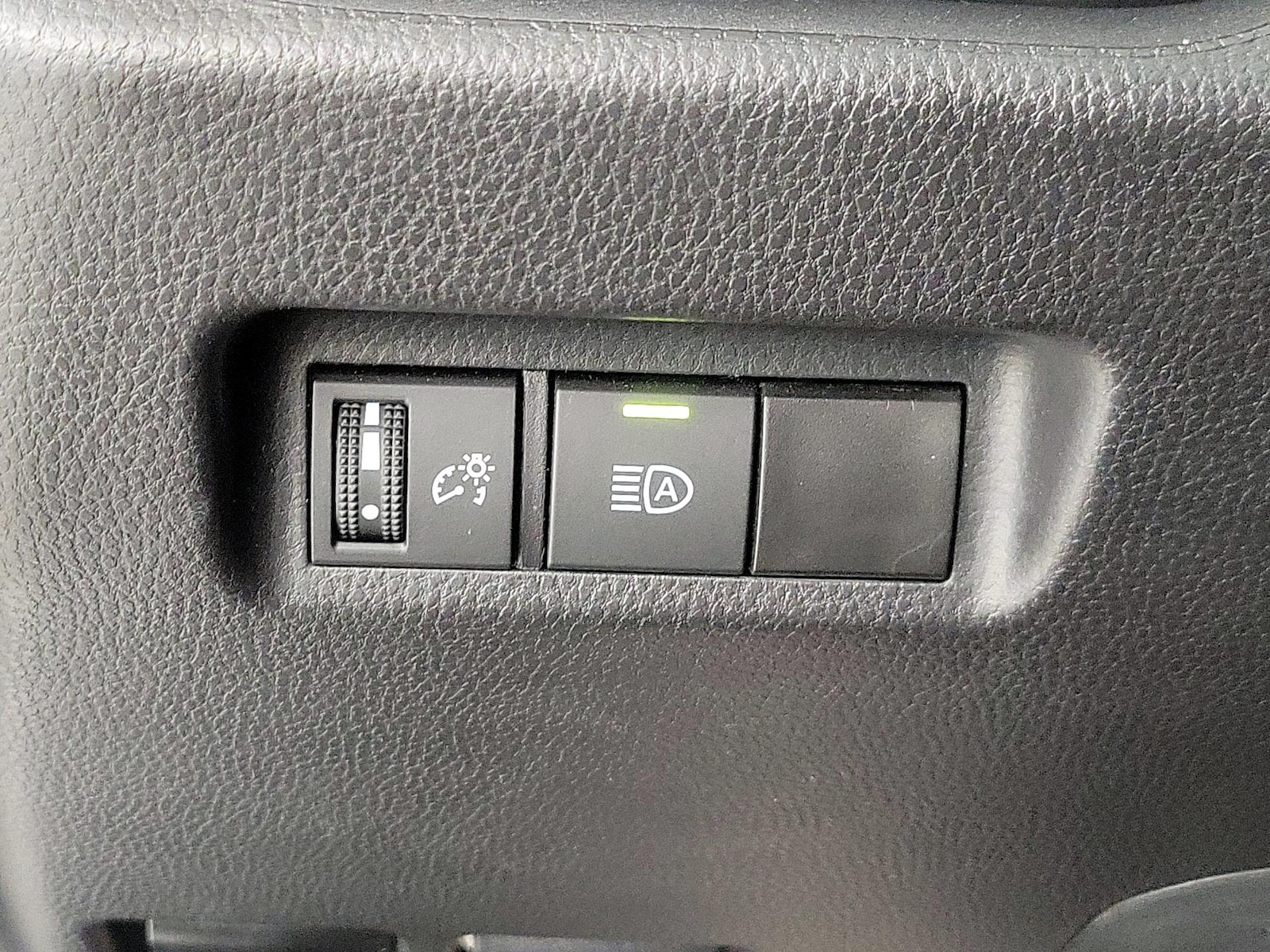 2025 Toyota RAV4 XLE - Photo 14