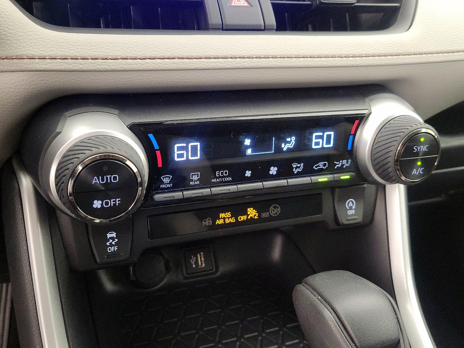 2025 Toyota RAV4 XLE - Photo 17