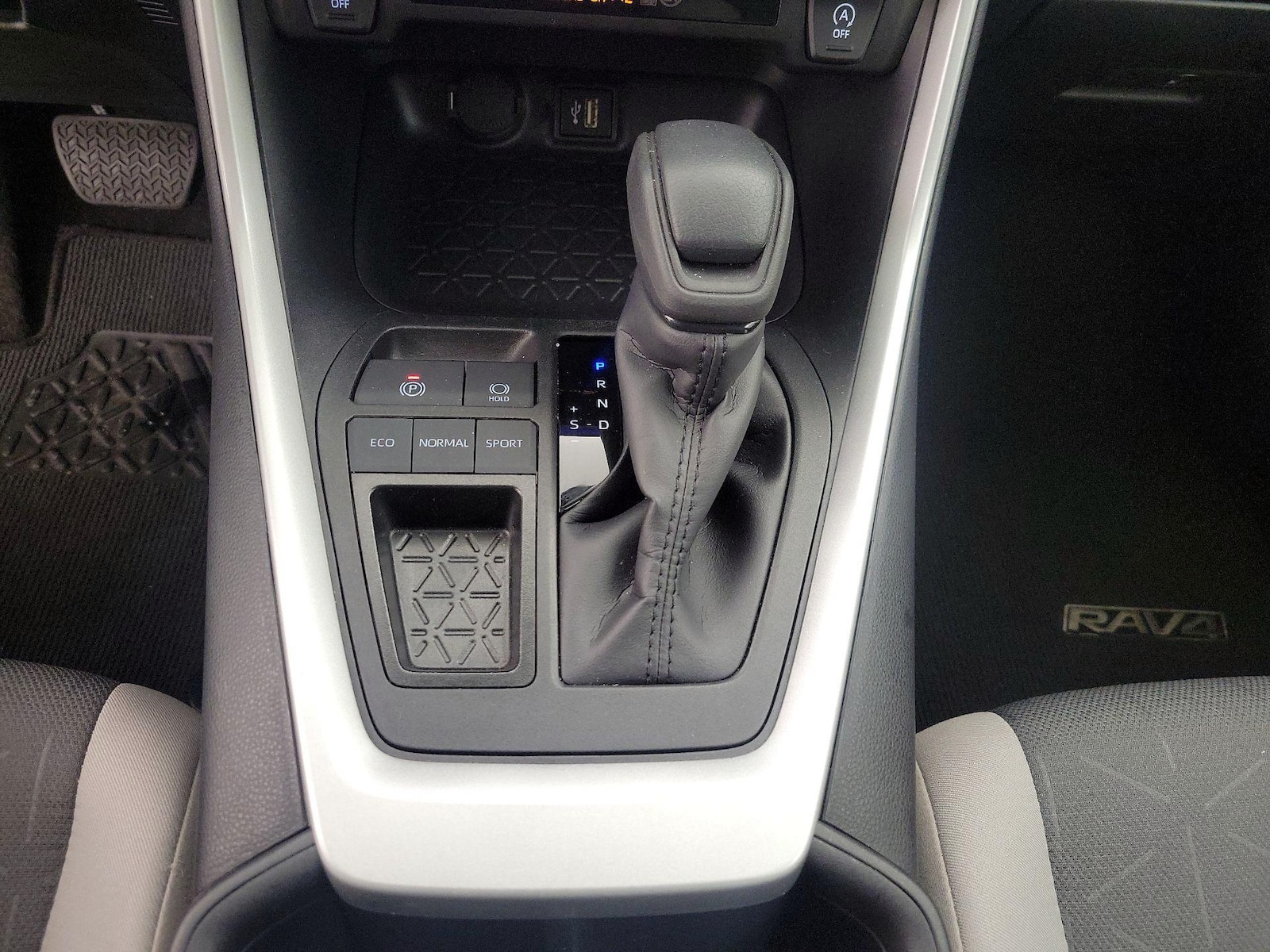 2025 Toyota RAV4 XLE - Photo 18