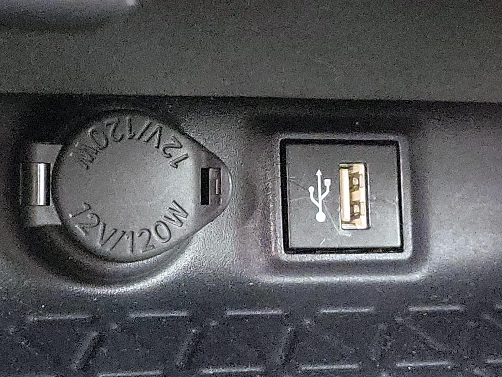 2025 Toyota RAV4 XLE - Photo 19