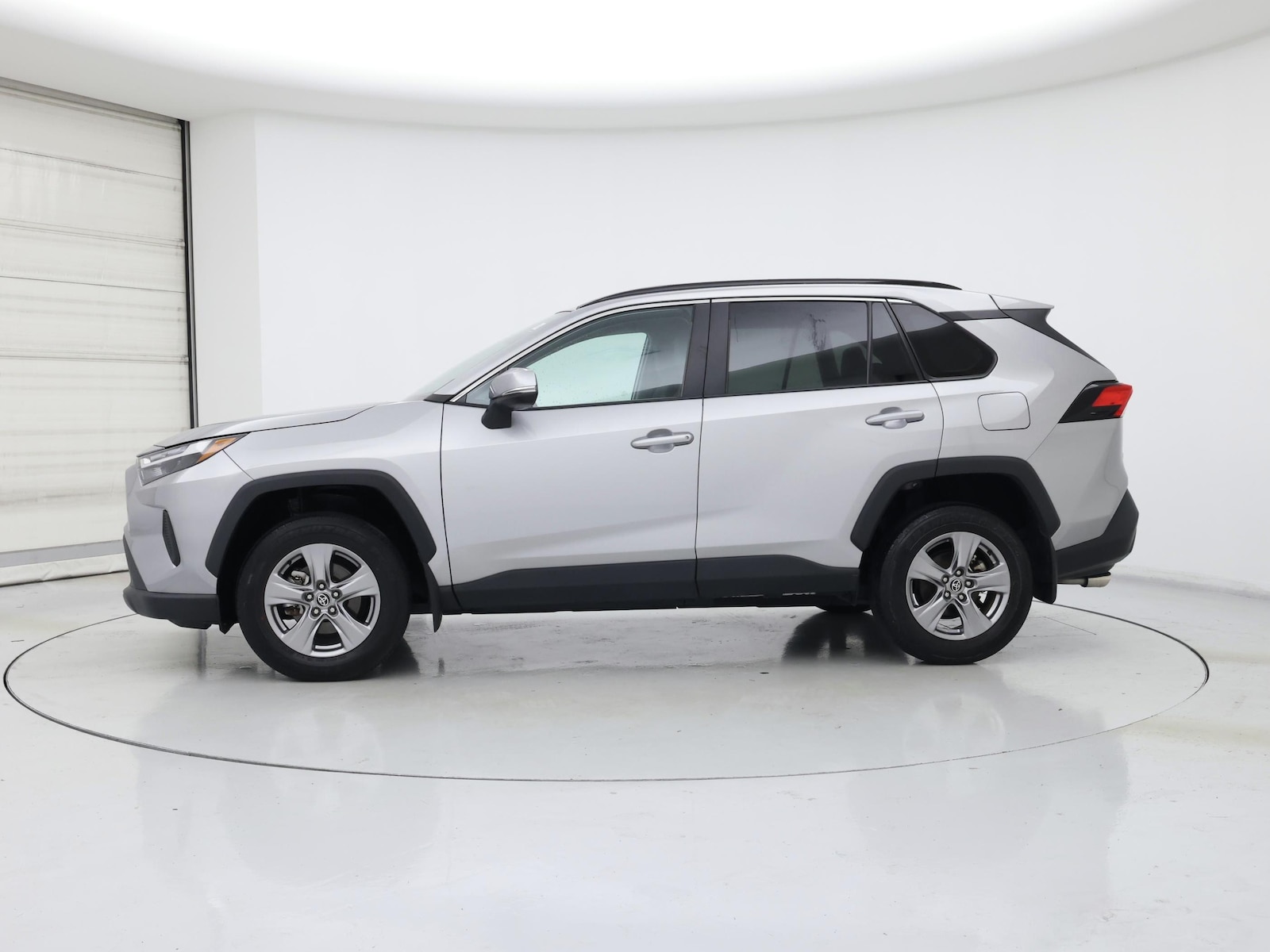 2025 Toyota RAV4 XLE - Photo 4