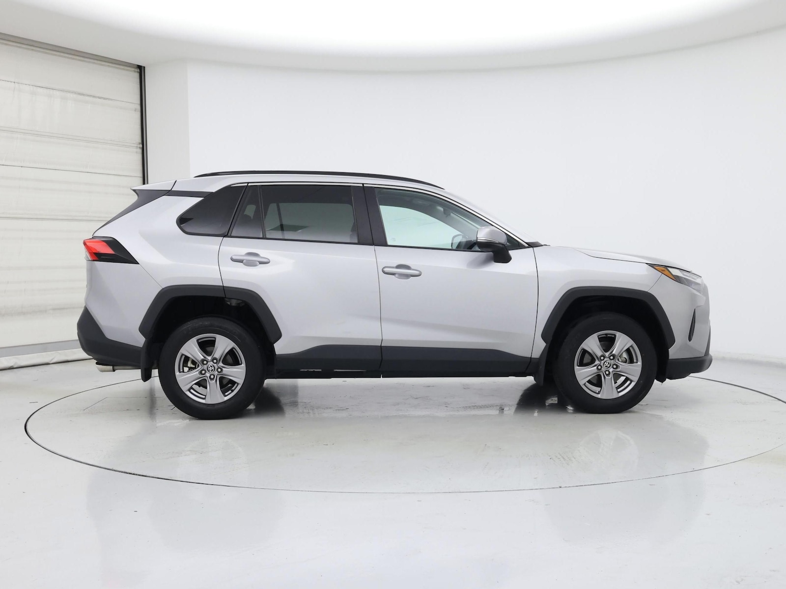 2025 Toyota RAV4 XLE - Photo 8