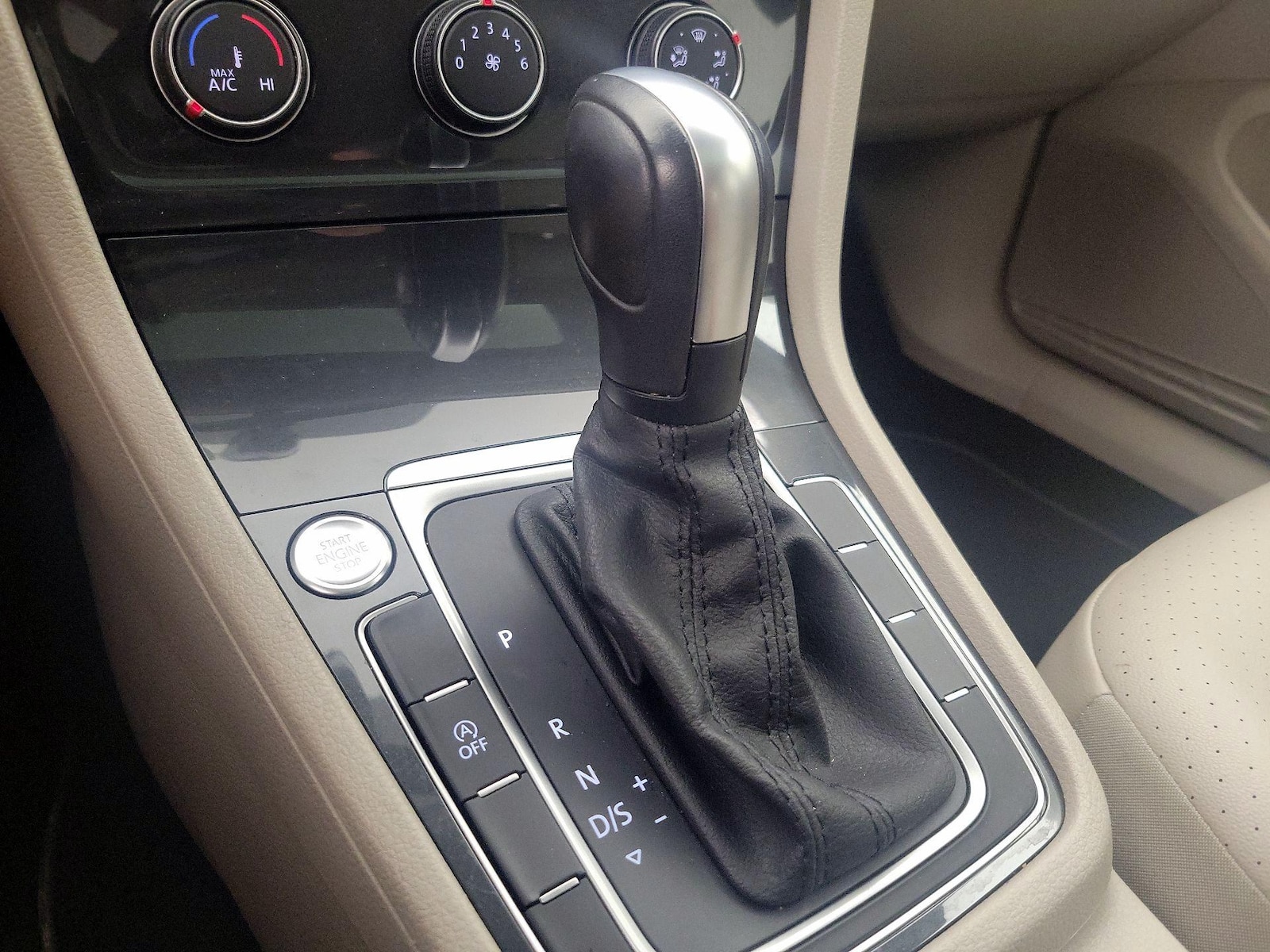 2019 Volkswagen Golf SE - Photo 18