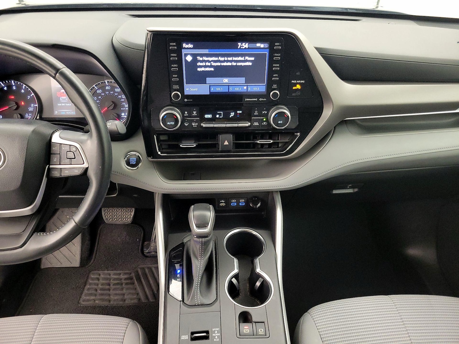 2022 Toyota Highlander LE - Photo 10