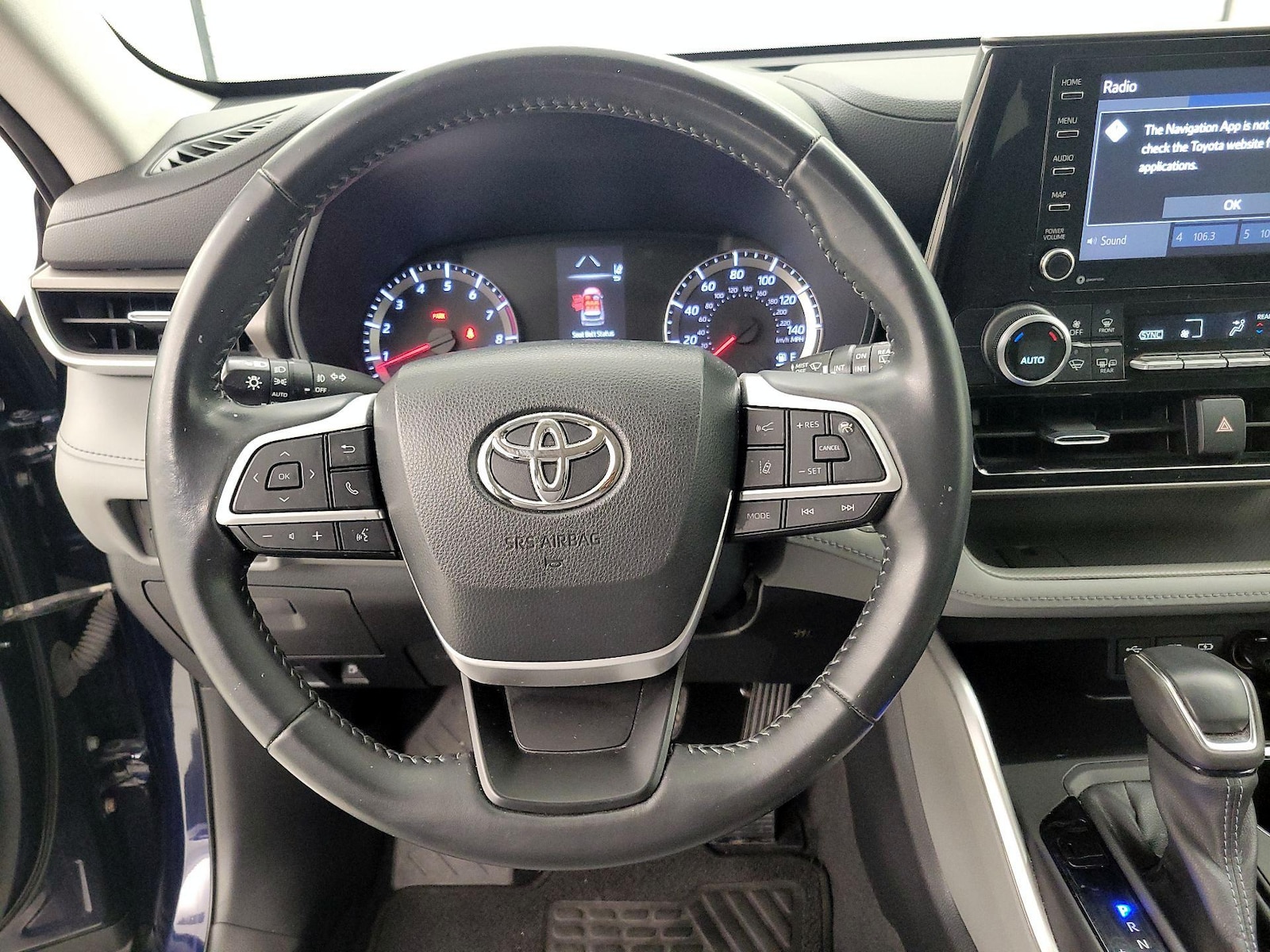 2022 Toyota Highlander LE - Photo 11