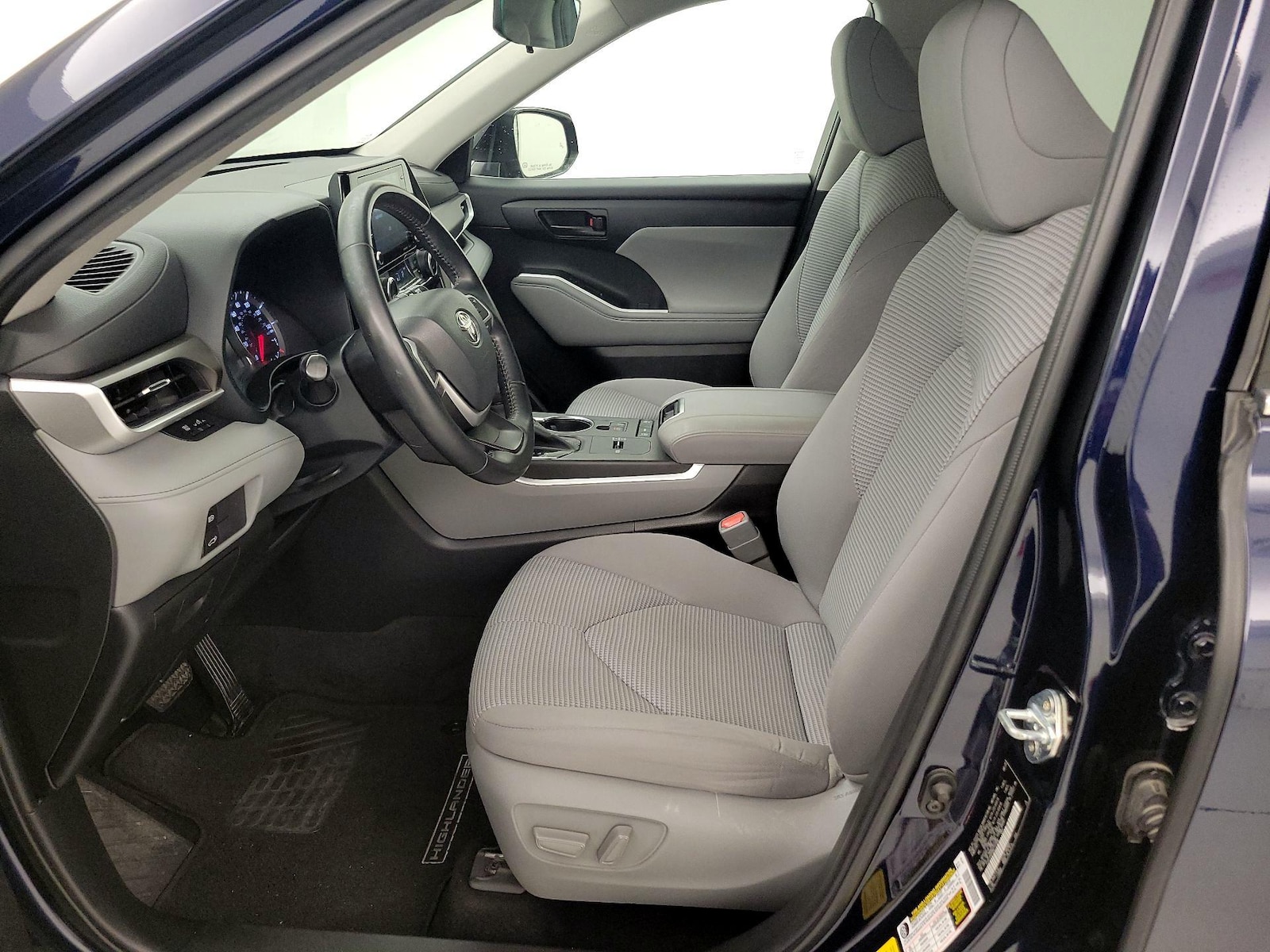 2022 Toyota Highlander LE - Photo 12