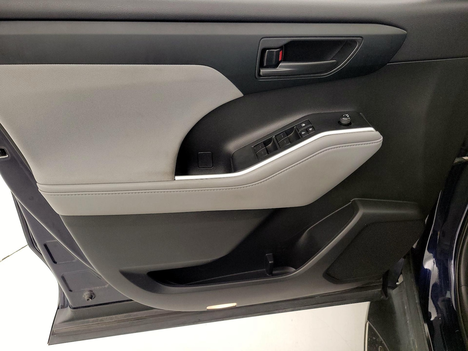 2022 Toyota Highlander LE - Photo 13