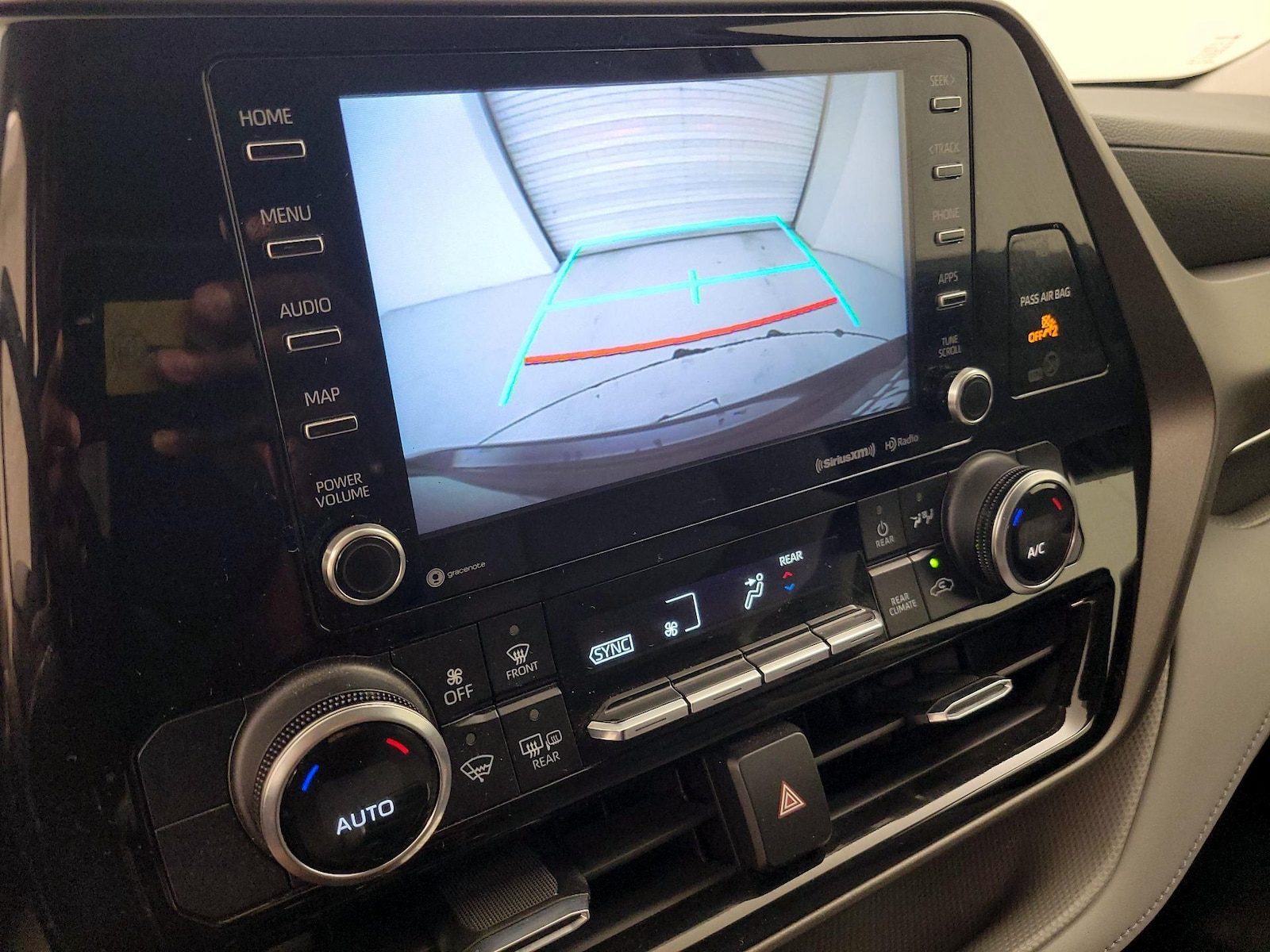 2022 Toyota Highlander LE - Photo 15
