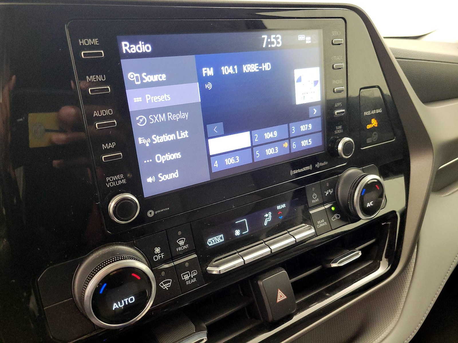 2022 Toyota Highlander LE - Photo 16