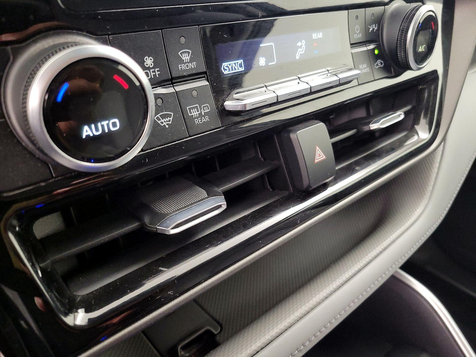 2022 Toyota Highlander LE - Photo 17