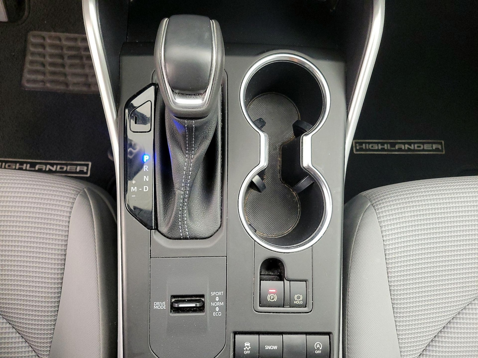 2022 Toyota Highlander LE - Photo 18