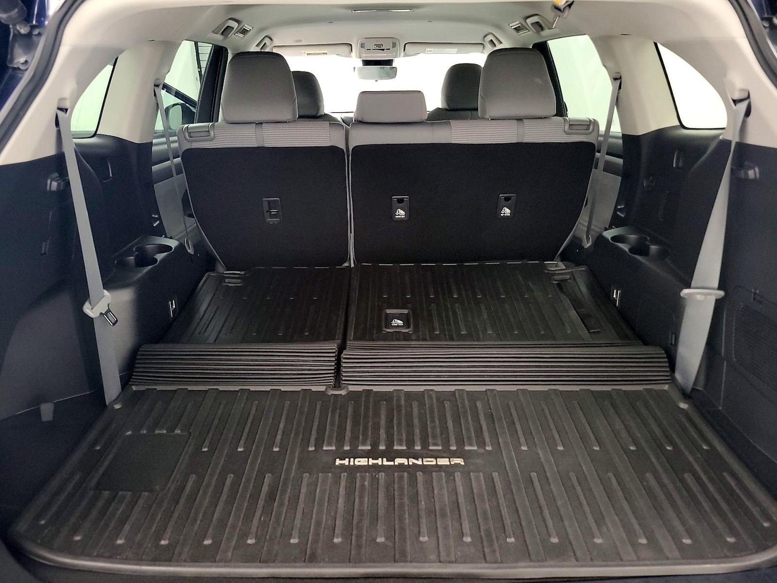 2022 Toyota Highlander LE - Photo 23