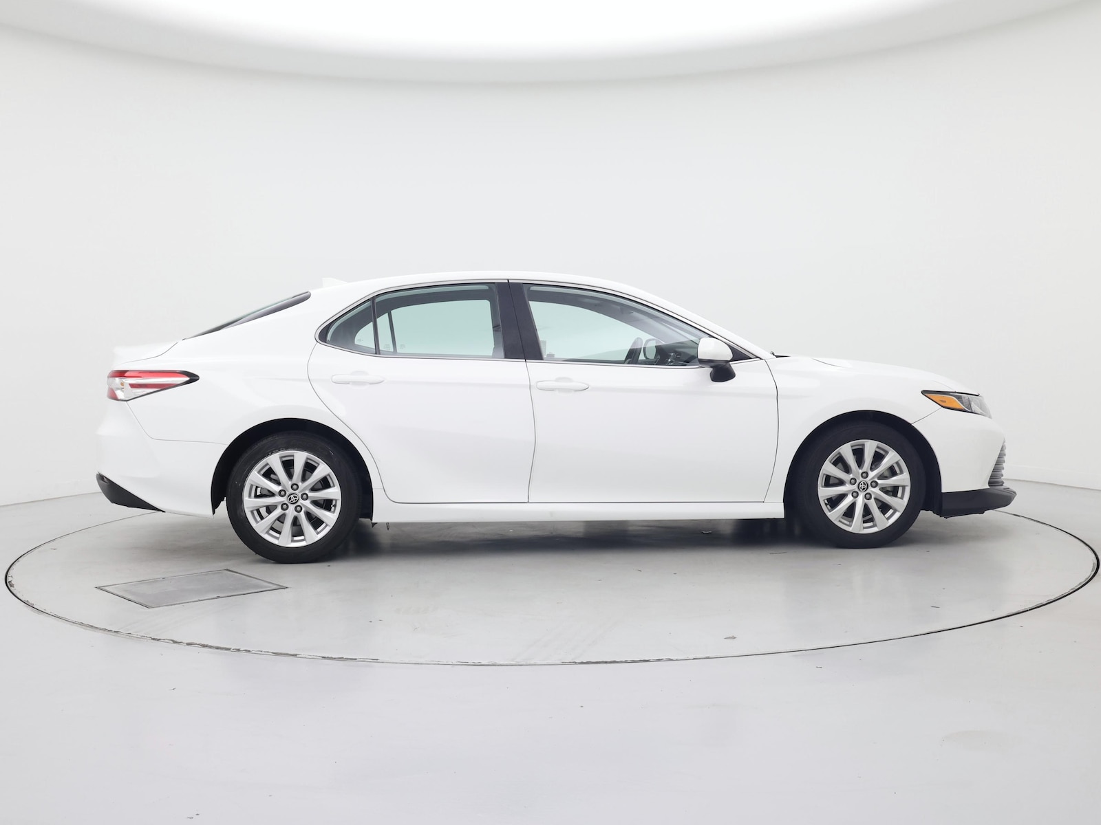 2020 Toyota Camry LE - Photo 8