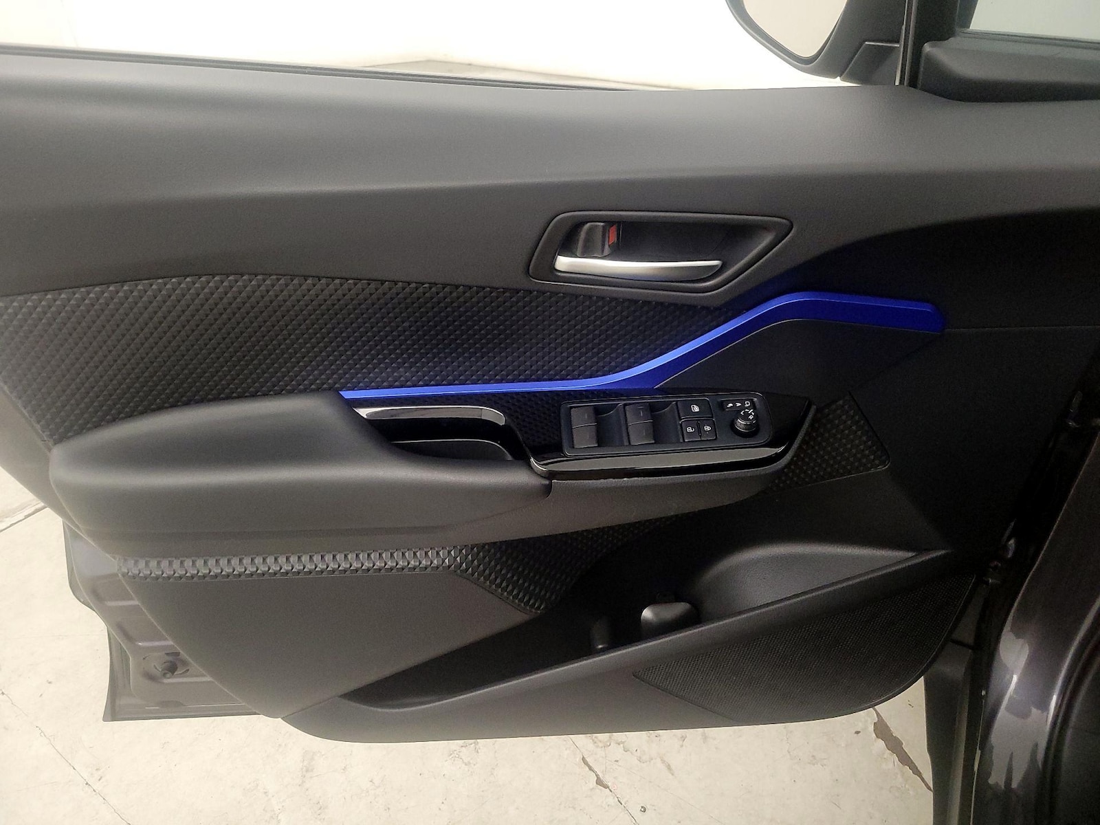 2021 Toyota C-HR XLE - Photo 13