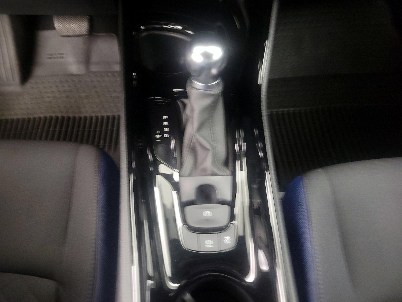 2021 Toyota C-HR XLE - Photo 18