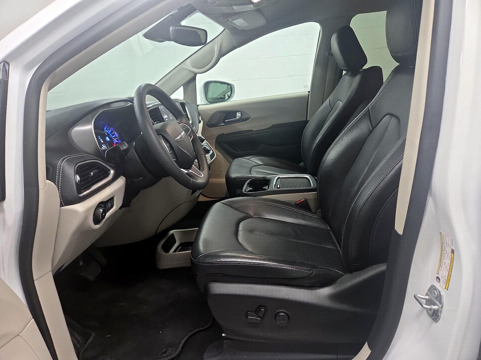 2022 Chrysler Pacifica Hybrid Touring L - Photo 12