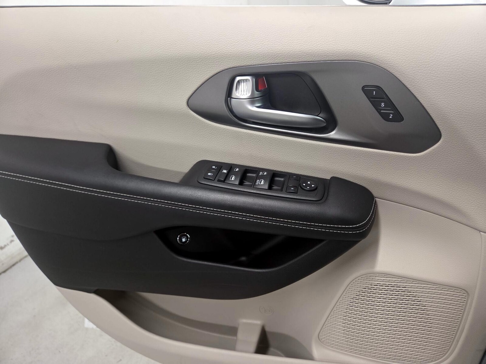 2022 Chrysler Pacifica Hybrid Touring L - Photo 13