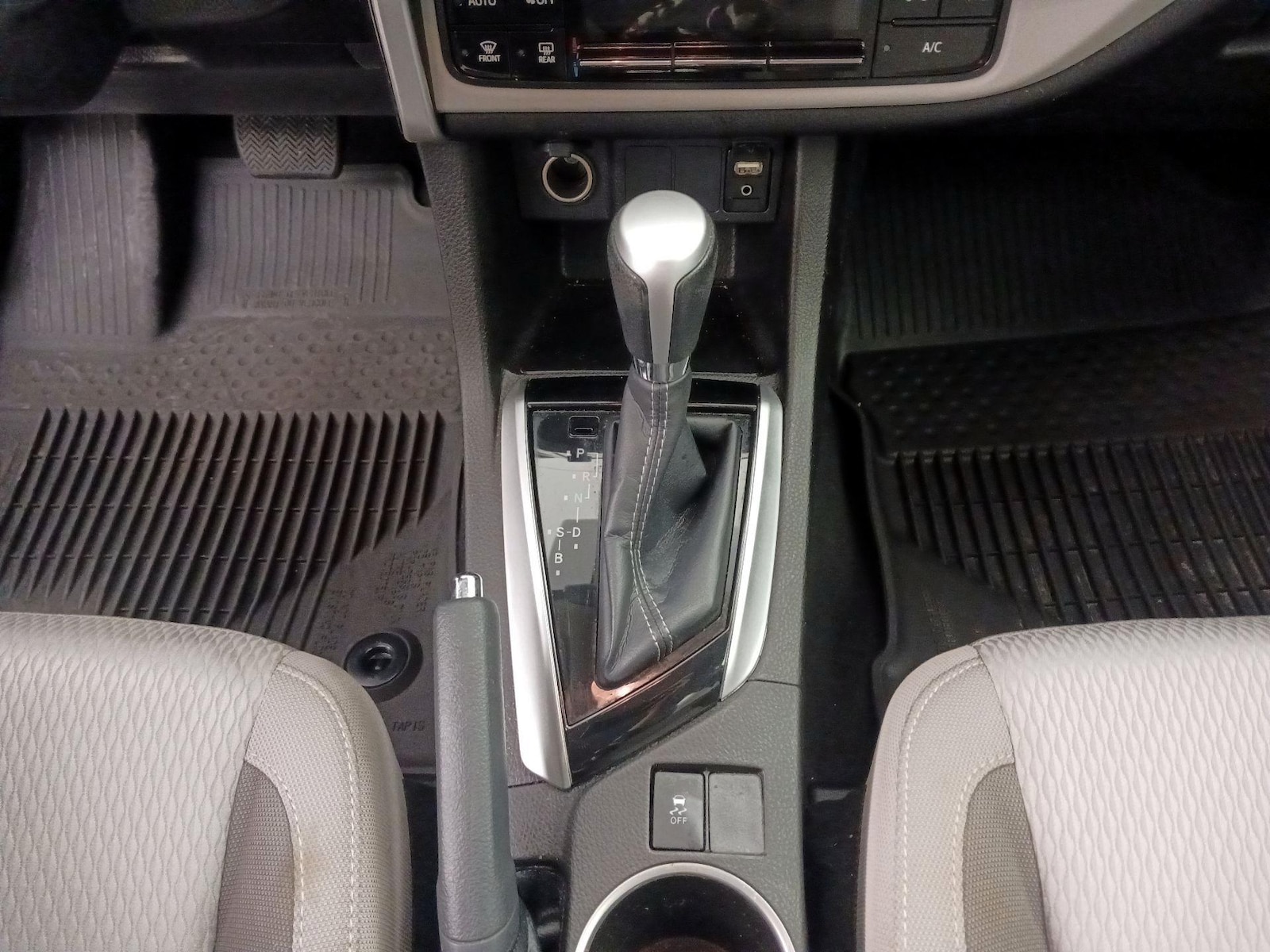 2019 Toyota Corolla LE - Photo 18