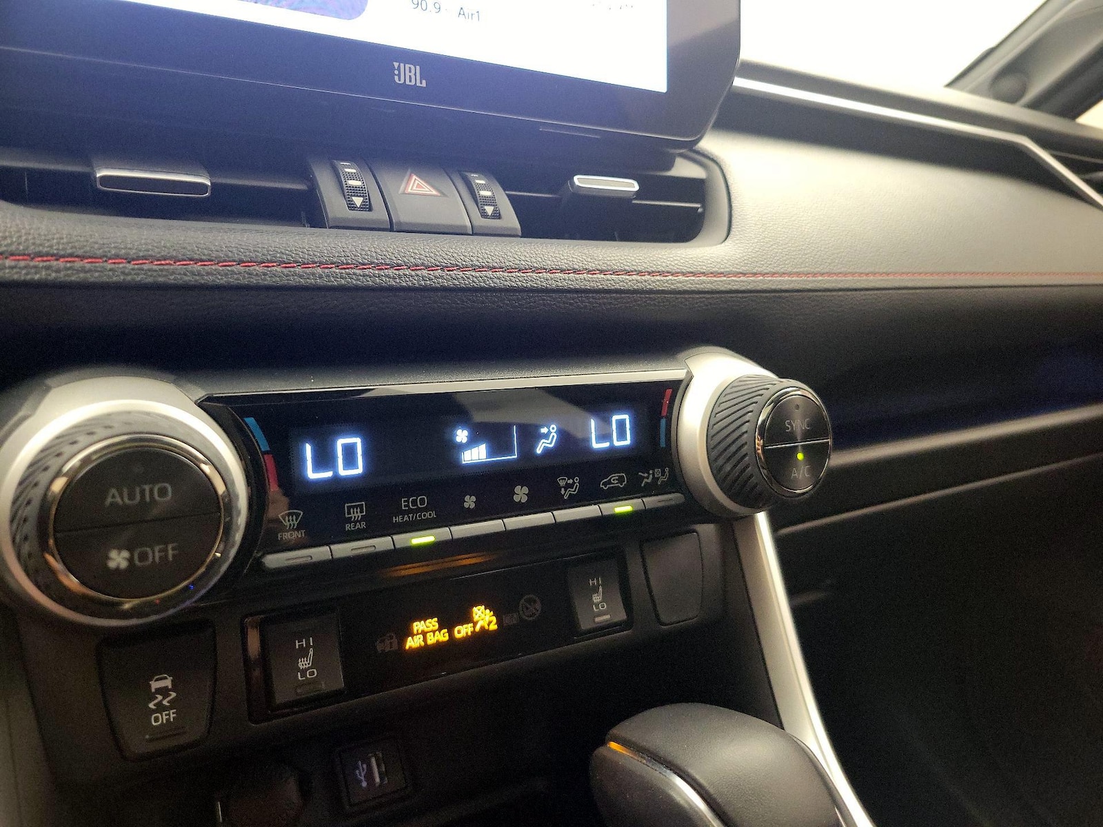 2024 Toyota RAV4 XSE - Photo 17