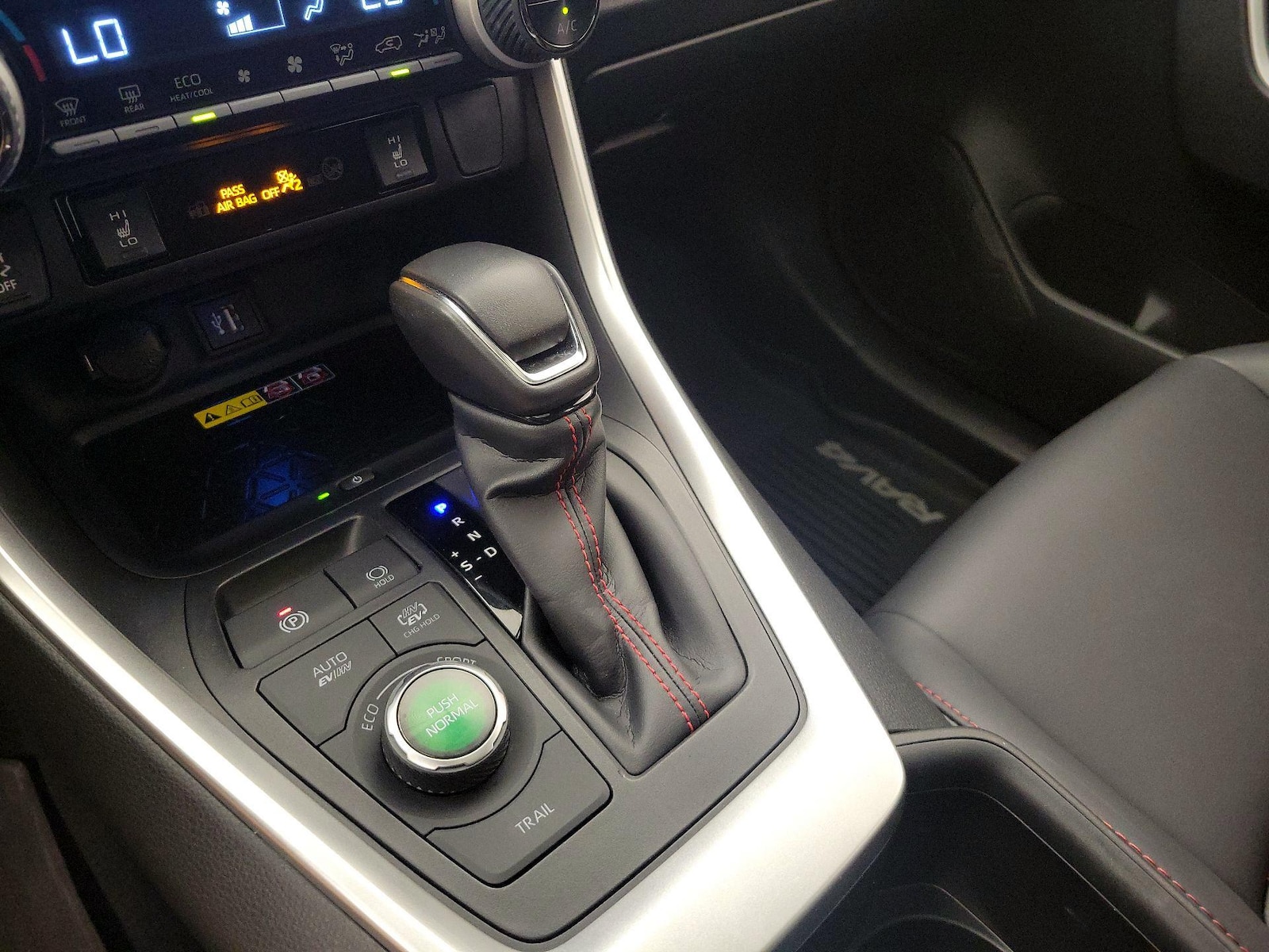2024 Toyota RAV4 XSE - Photo 18