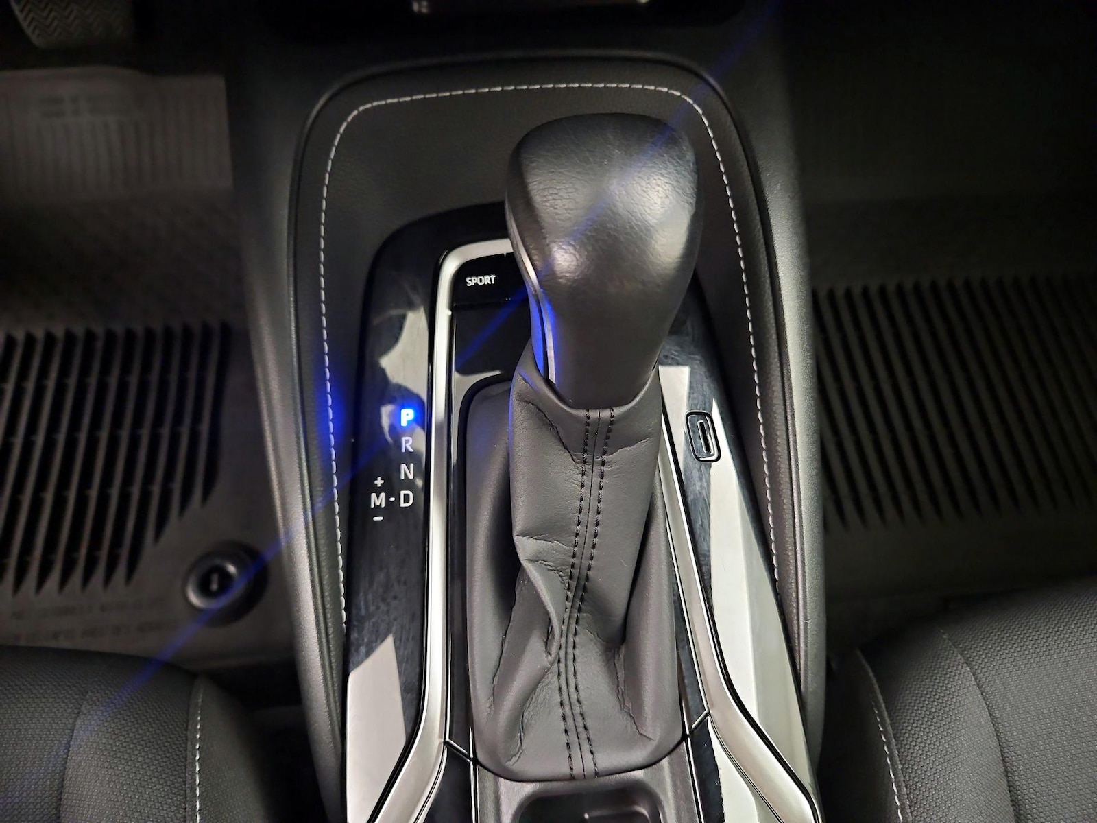 2021 Toyota Corolla Hatchback SE - Photo 18