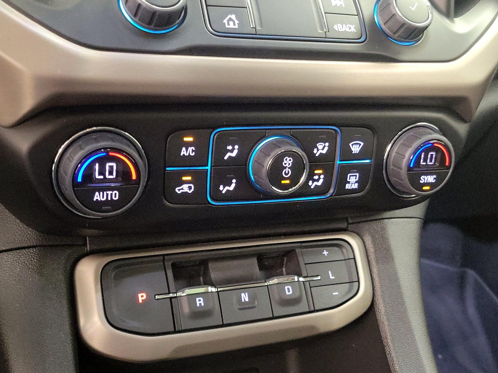 2023 GMC Acadia Denali - Photo 17