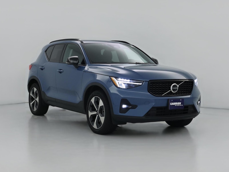 2025 Volvo XC40 B5 Plus Dark Theme
