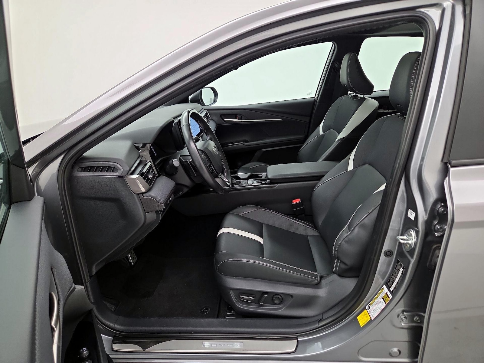 2025 Toyota Camry SE - Photo 10