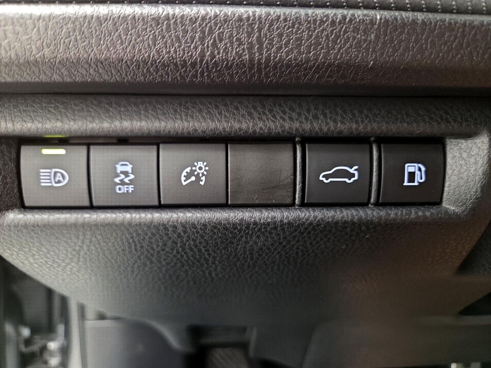 2025 Toyota Camry SE - Photo 12
