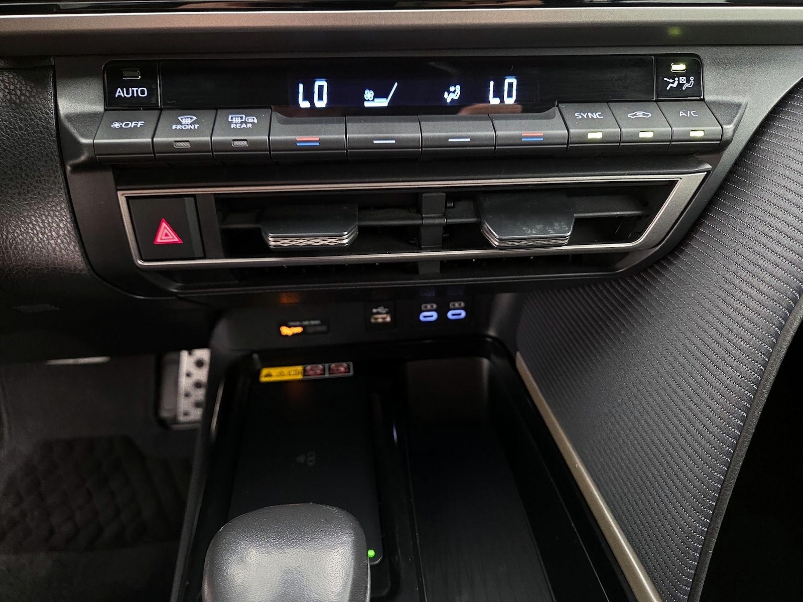 2025 Toyota Camry SE - Photo 15