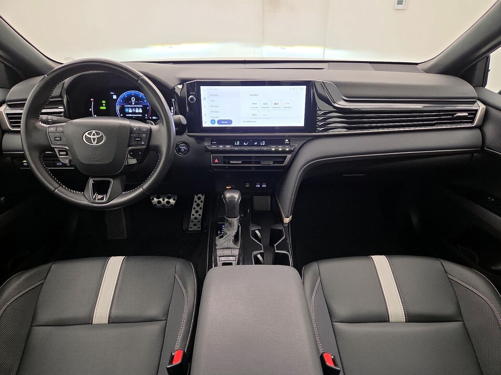 2025 Toyota Camry SE - Photo 8