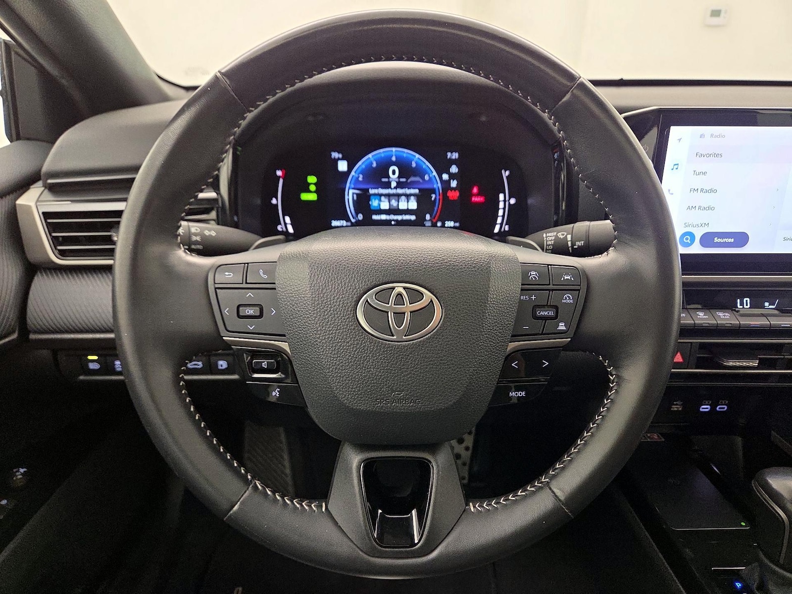 2025 Toyota Camry SE - Photo 9