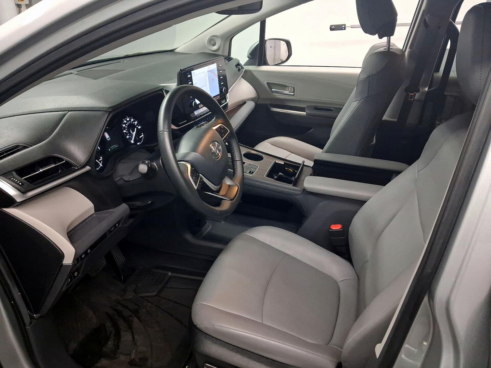 2024 Toyota Sienna XLE - Photo 12
