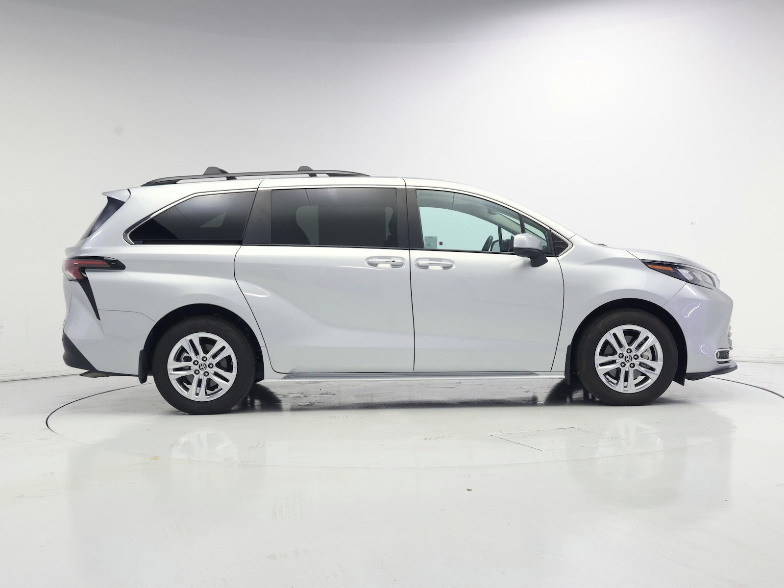 2024 Toyota Sienna XLE - Photo 8