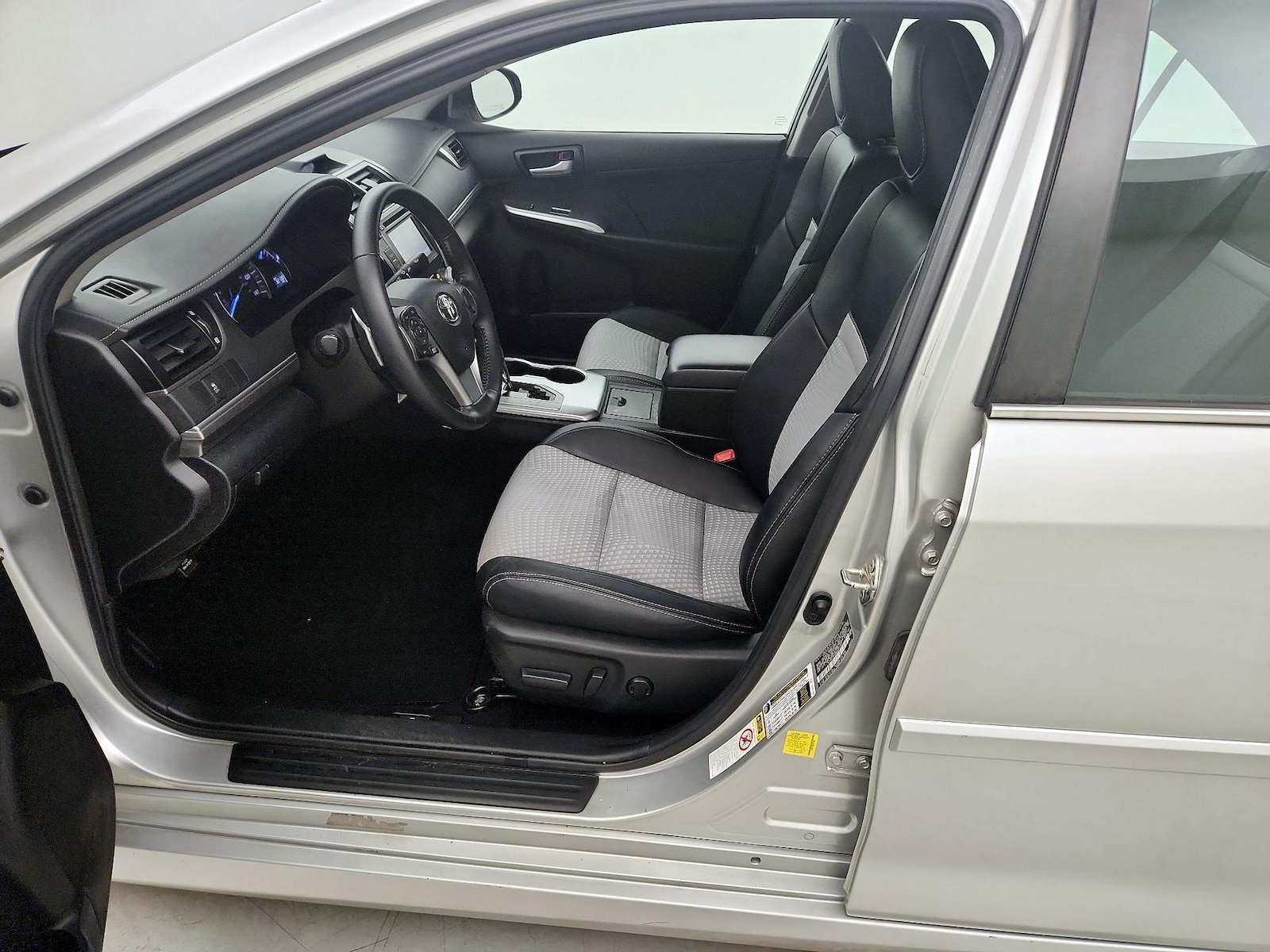 2014 Toyota Camry SE - Photo 10
