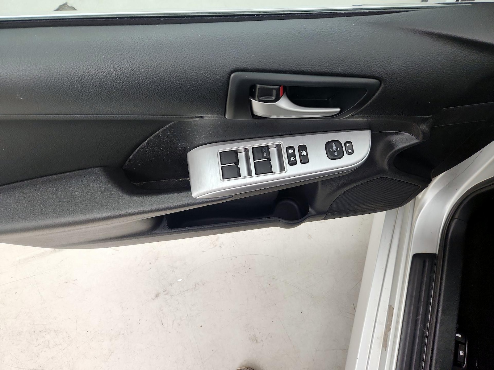 2014 Toyota Camry SE - Photo 11