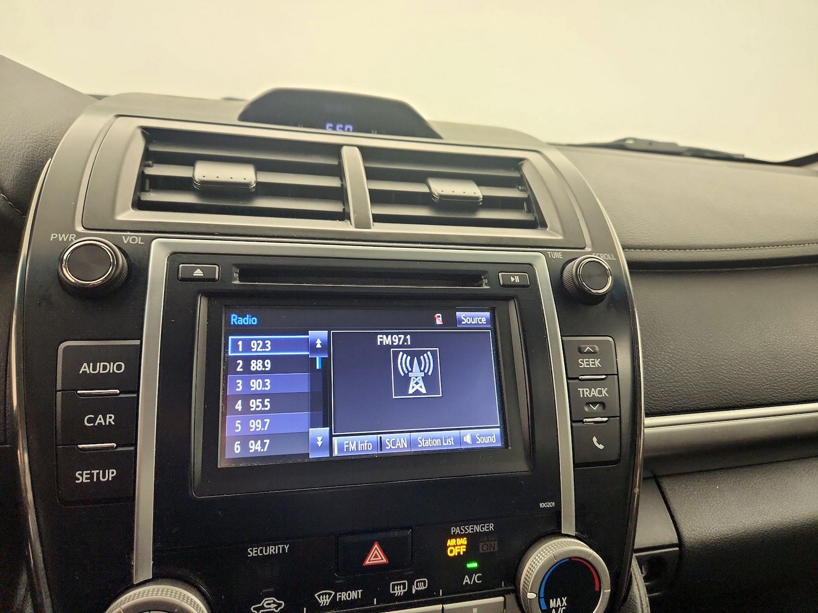 2014 Toyota Camry SE - Photo 14