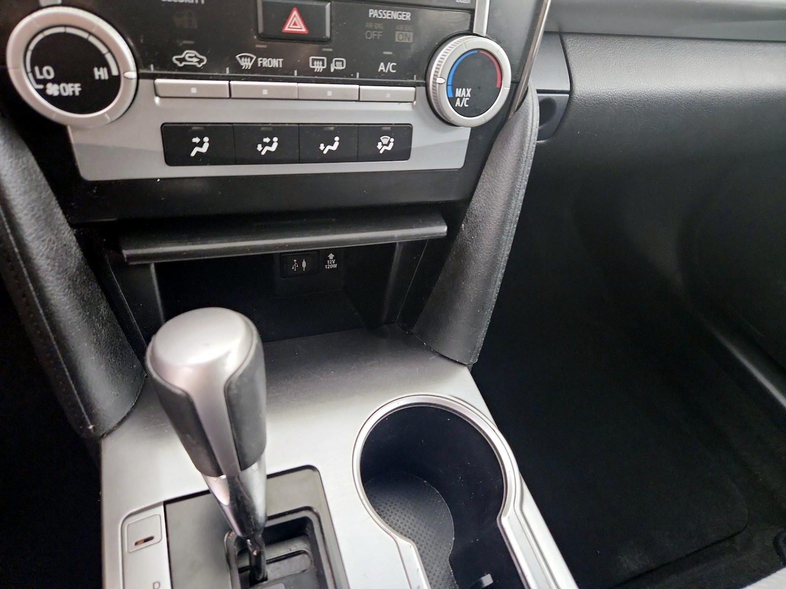 2014 Toyota Camry SE - Photo 15