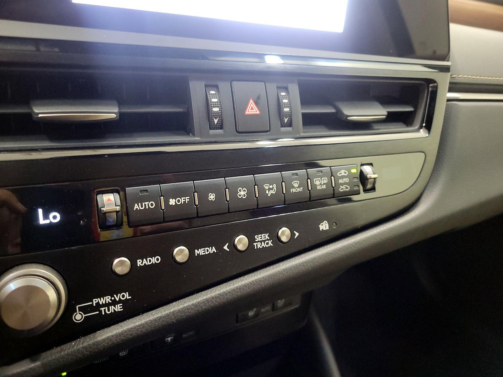 2024 Lexus ES Hybrid 300h - Photo 17